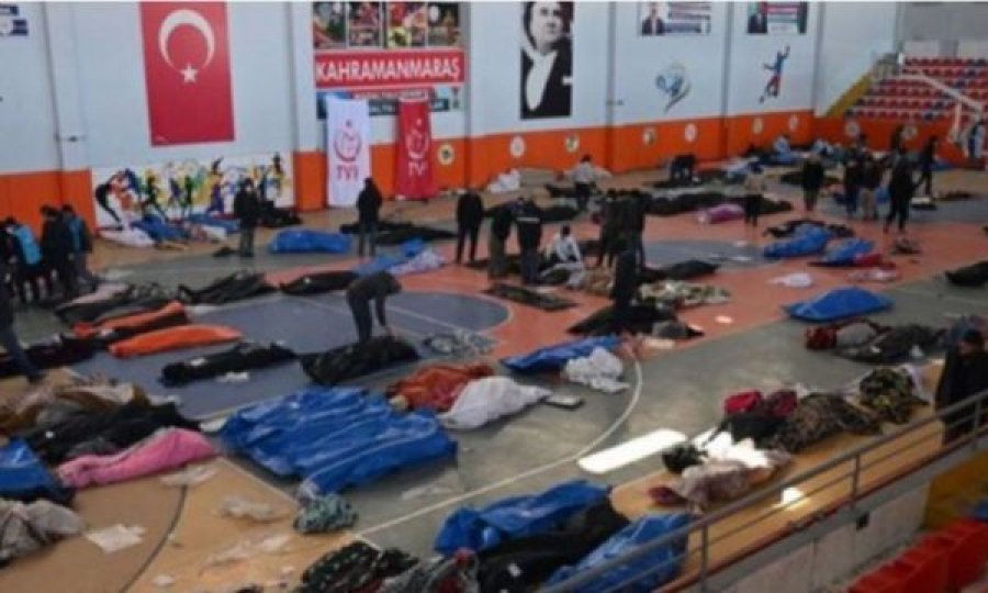 Pamje të trishta: Palestrat e shkollave në Turqi mbushen me trupat e viktimave të tërmetit