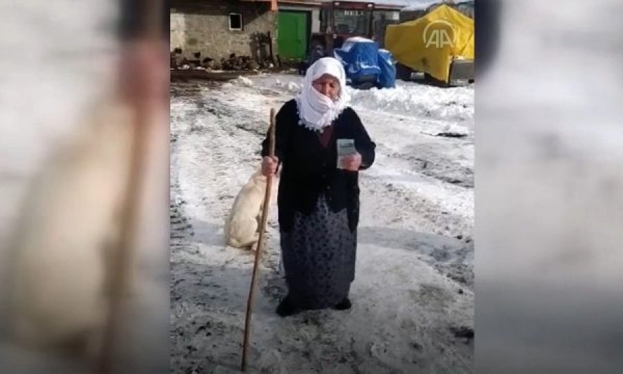 E moshuara në Turqi shet viçin dhe i dhuron paratë