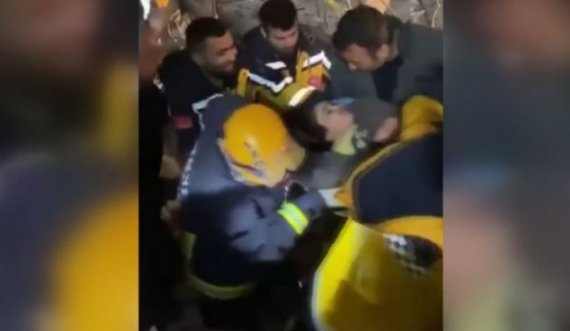 Vajza 10 vjeçare shpëtohet pas 90 orësh nën rrënoja në Turqi, gjëja e parë që kërkoi ishte qumësht