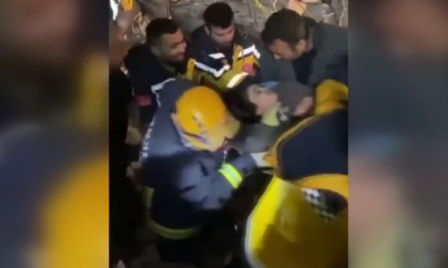 Vajza 10 vjeçare shpëtohet pas 90 orësh nën rrënoja në Turqi, gjëja e parë që kërkoi ishte qumësht