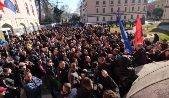 Mbyllet pas më shumë se dy orësh protesta e opozitës, Berisha: Revolucioni vazhdon të hënën para Parlamentit