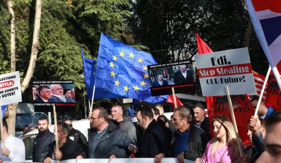 “Dorëheqja është detyrim”/ Protesta para Kryeministrisë, nga Kukësi në Vlorë, mijëra protestues nisen nga rrethet drejt Tiranës