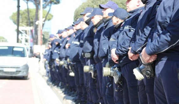 Policët me kundërgaz rreshtohen përpara kryeministrisë