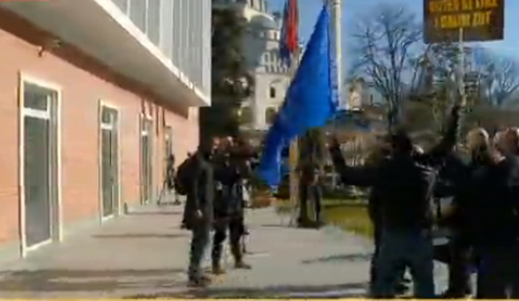 Berisha futet në selinë blu, demokratët e presin me flamurin e PD, kryedemokrati: Ditë e jashtëzakonshme