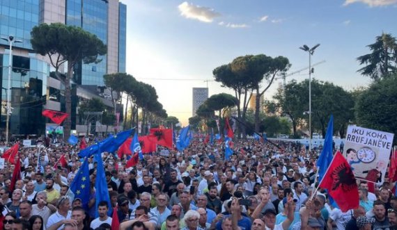 Sot zhvillohet protesta e opozitës shqiptare ,  Berisha mbledh demokratët para Kryeministrisë, blindohet selia e qeverisë dhe  disa akse të bllokuara