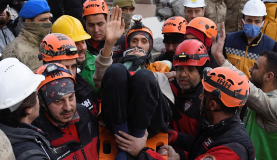  Ekipet e shpëtimit nxjerrin të gjallë 5 anëtarë të një familje, qëndruan në rrënoja 129 orë
