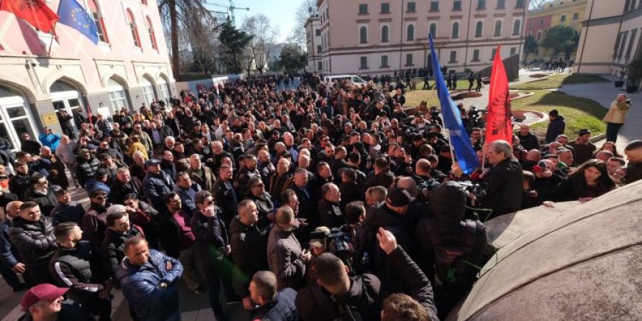 Mbyllet pas më shumë se dy orësh protesta e opozitës, Berisha: Revolucioni vazhdon të hënën para Parlamentit