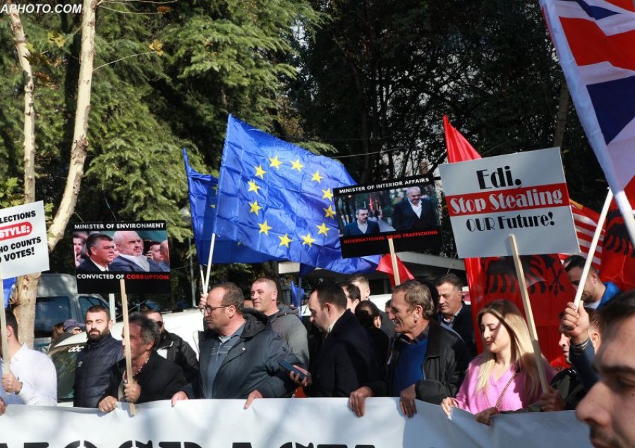 “Dorëheqja është detyrim”/ Protesta para Kryeministrisë, nga Kukësi në Vlorë, mijëra protestues nisen nga rrethet drejt Tiranës