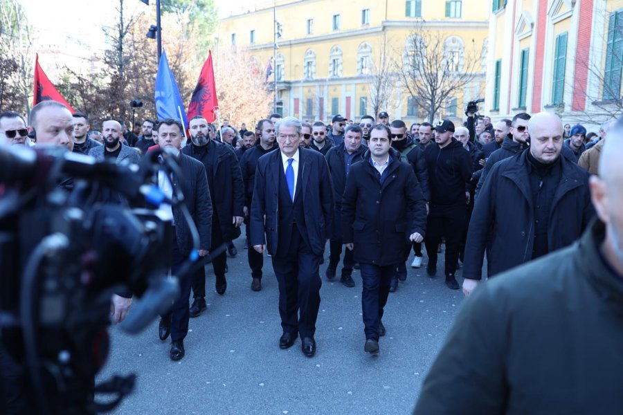 'Burg Brother VIP’ - mesazh i qartë për Ramën: Protesta dhe pankartat e qytetarëve