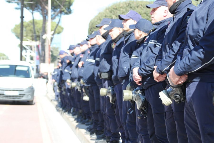 Policët me kundërgaz rreshtohen përpara kryeministrisë