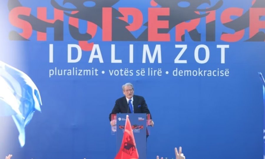 Zëri i Amerikës: Berisha flet për 'revolucion demokratik' dhe se nuk do ketë kthim pas