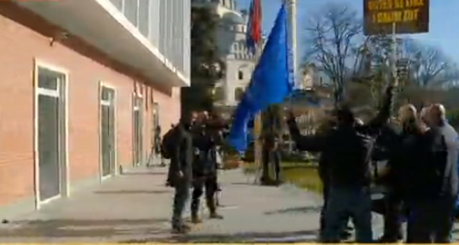 Berisha futet në selinë blu, demokratët e presin me flamurin e PD, kryedemokrati: Ditë e jashtëzakonshme