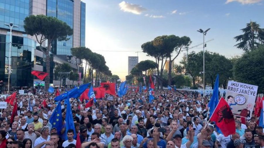 Sot zhvillohet protesta e opozitës shqiptare ,  Berisha mbledh demokratët para Kryeministrisë, blindohet selia e qeverisë dhe  disa akse të bllokuara
