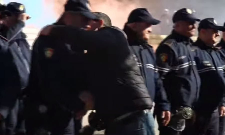 Gardhi para kryeministrisë, protestuesi përqafon dhe puth punonjësit e policisë