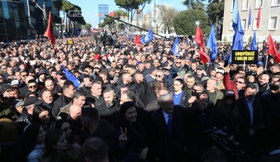 Opozita shqiptare protestoi kundër korrupsionit dhe varfërisë!