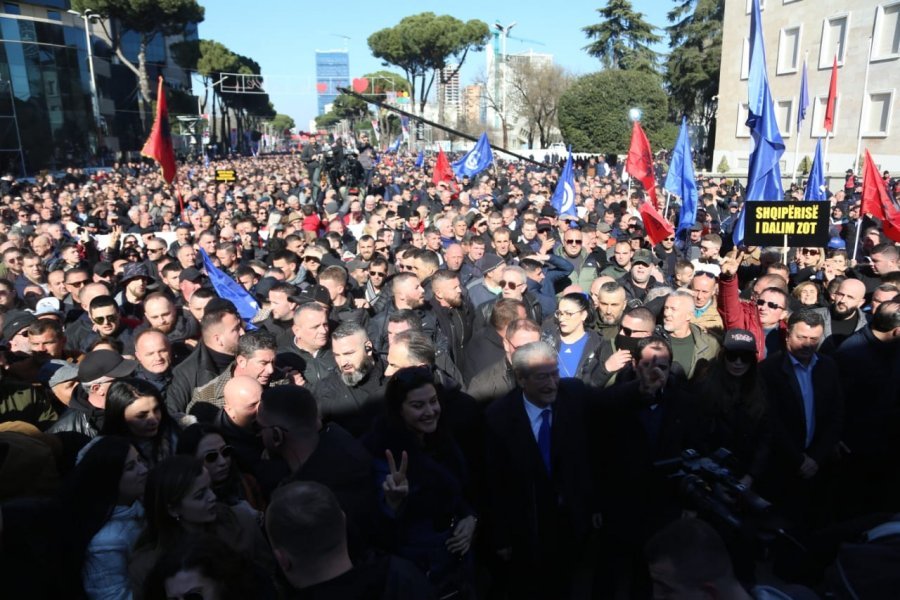 Opozita shqiptare protestoi kundër korrupsionit dhe varfërisë!