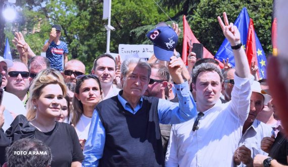 Lideri i opozitës Sali Berisha me thirrje për qytetarët: Sot të gjithë para Parlamentit në protestë, ora 17:00. Rroftë Revolucioni Demokratik!