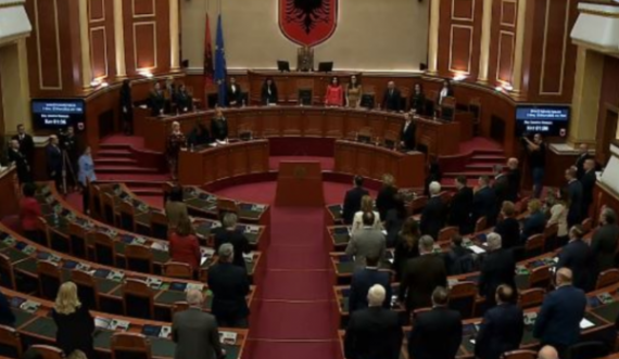 Parlamenti mban një minutë heshtje në nder të viktimave 