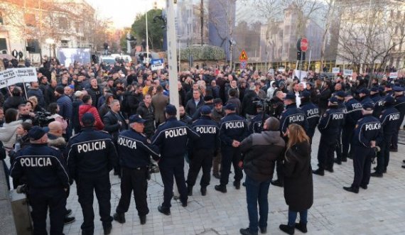 Tiranë: 3 efektivë të lënduar, shoqërohen dy protestues