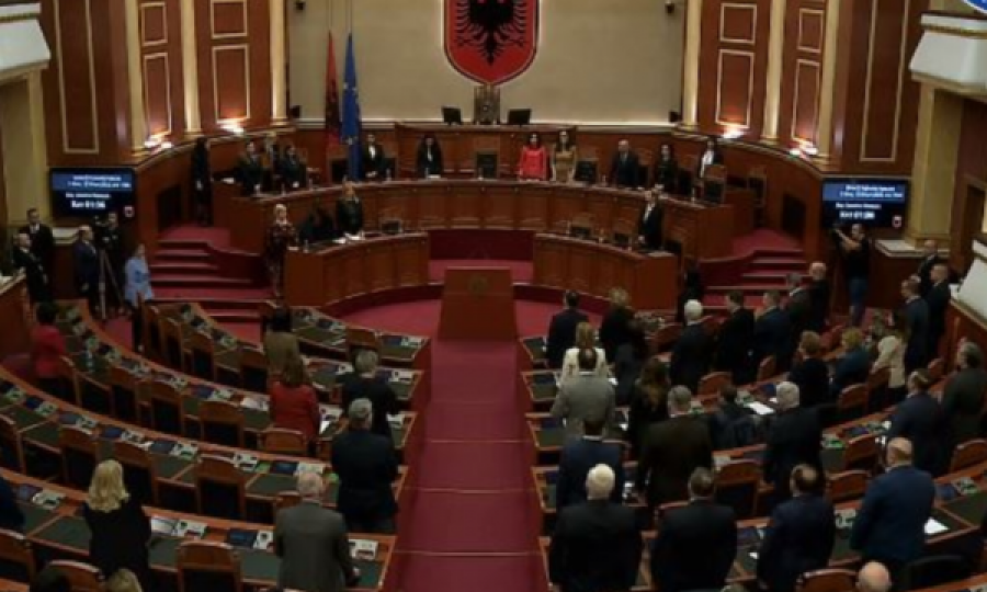 Parlamenti mban një minutë heshtje në nder të viktimave 