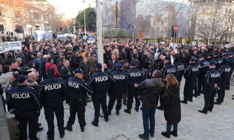 Tiranë: 3 efektivë të lënduar, shoqërohen dy protestues