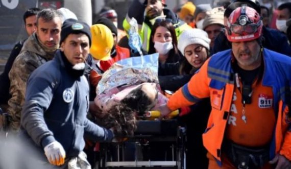 E mahnitshme: 26-vjeçarja nxirret e gjallë nga rrënojat pas 201 orësh