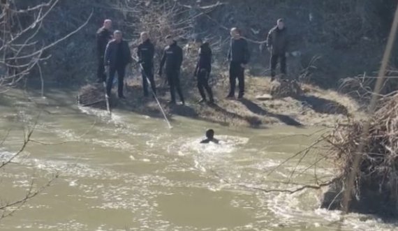 Dyshohet se ra në ujërat e lumit, rifillojnë kërkimet për gjetjen e 26-vjeçarit