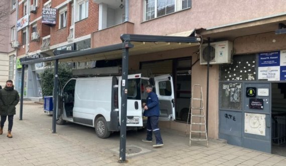 Inspeksioni në Prishtinë largon terrasat ilegale në qendër 