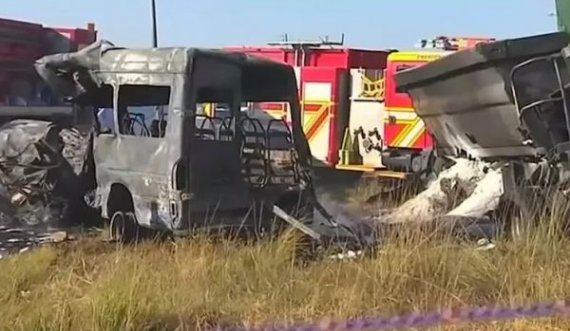 Tragjedi: Autobusi përplaset me një makinë, 20 të vdekur dhe 60 të plagosur