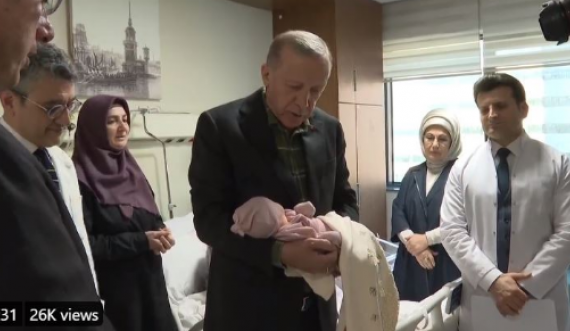 Erdogan i këndon ezanin foshnjës së mbijetuar nga tërmeti