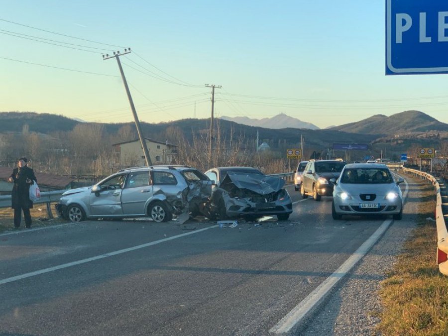 Aksident i rëndë, bëhen “copë” dy vetura