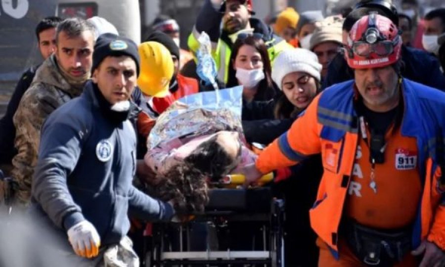 E mahnitshme: 26-vjeçarja nxirret e gjallë nga rrënojat pas 201 orësh