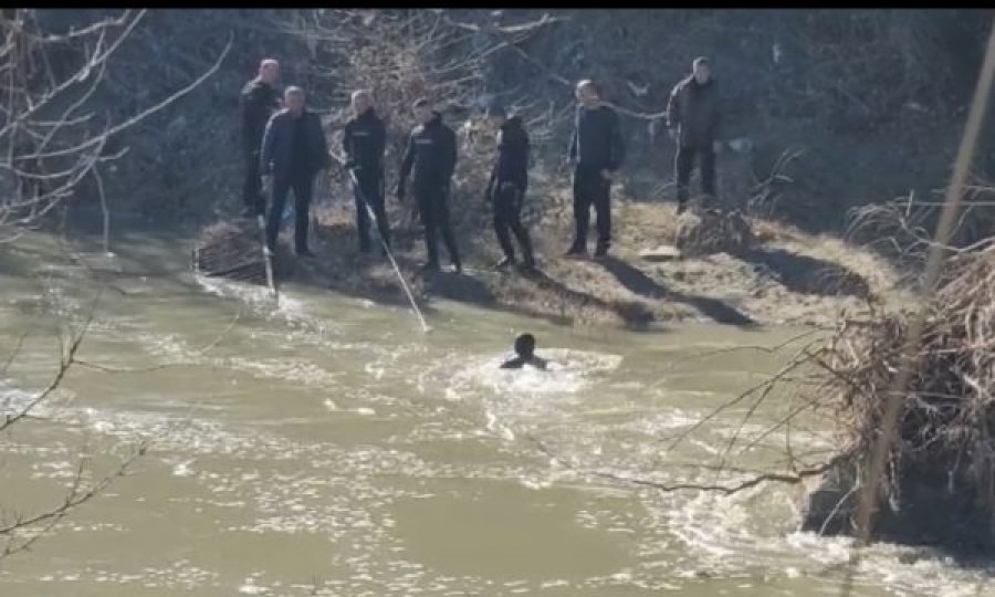 Dyshohet se ra në ujërat e lumit, rifillojnë kërkimet për gjetjen e 26-vjeçarit