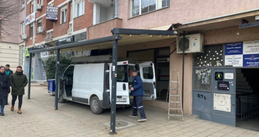 Inspeksioni në Prishtinë largon terrasat ilegale në qendër