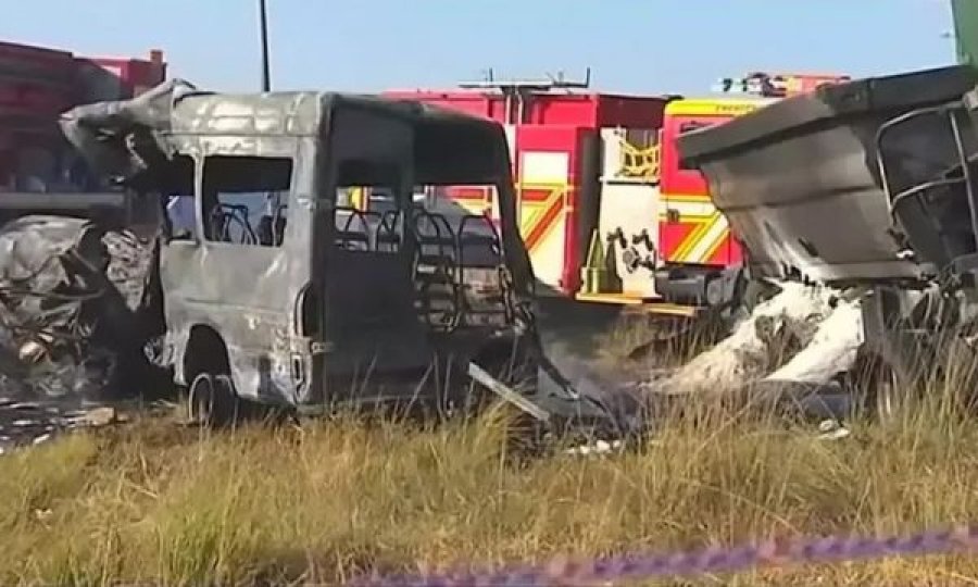 Tragjedi: Autobusi përplaset me një makinë, 20 të vdekur dhe 60 të plagosur