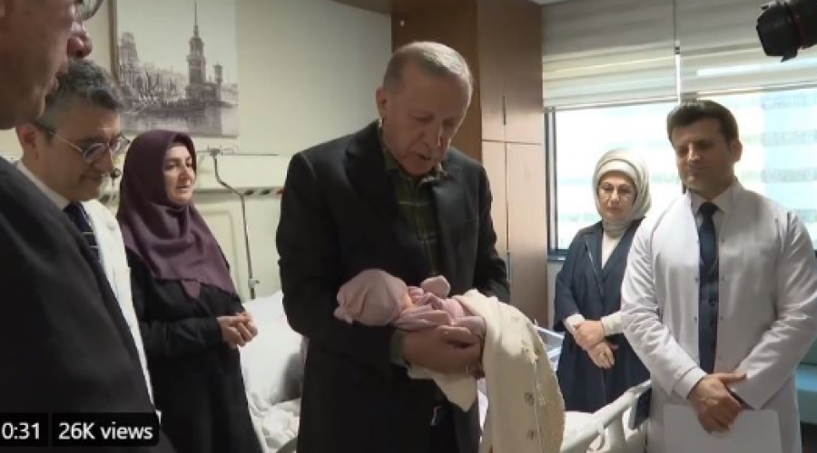 Erdogan i këndon ezanin foshnjës së mbijetuar nga tërmeti