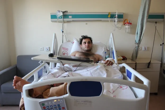 26-vjeçari i mbijetuar nga Turqia tregon se ka pirë urinën e tij për të shuar etjen