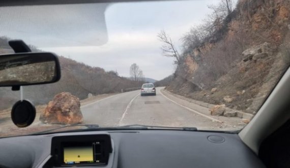 Kujdes gjatë vozitjes në rrugën Prishtinë-Gjilan, gurë të mëdhenj po bien në asfalt