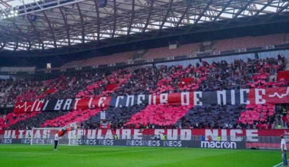 Skandal në stadiumin e futbollit në Francë, teksa po luhej ndeshja, xhirojnë film me skena erotike