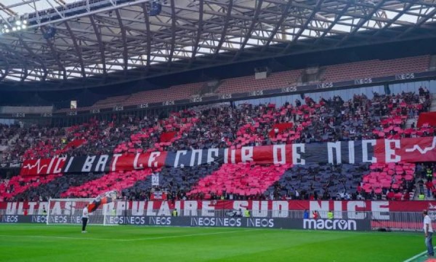 Skandal në stadiumin e futbollit në Francë, teksa po luhej ndeshja, xhirojnë film me skena erotike