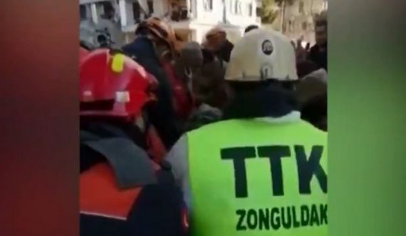 Ndodh mrekullia: 13 vjeçari shpëtohet nga rrënojat 228 orë pas tërmetit në Turqi