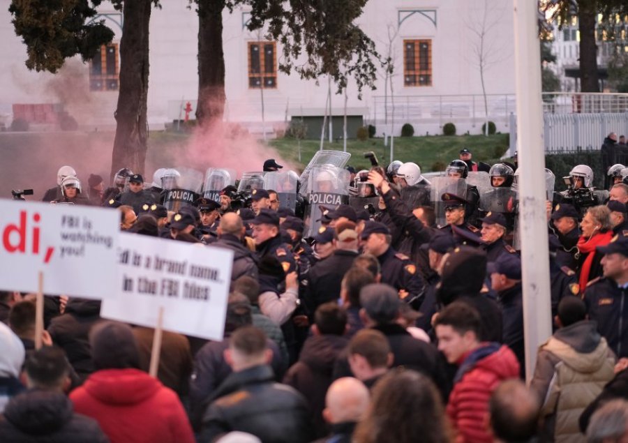 Afera Rama-McGonigal/ Opozita proteston në orën 10:00 përpara Kuvendit, në nisje të seancës