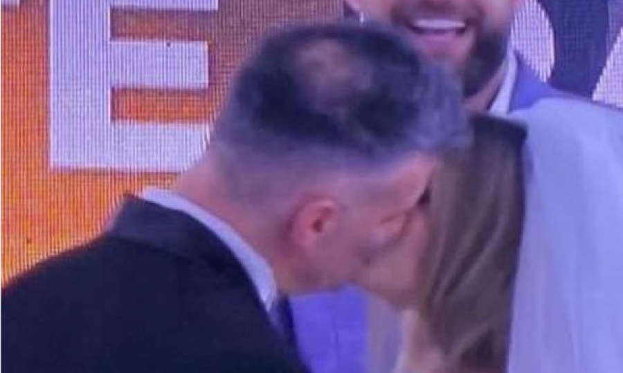 Bledi Mane e puth në buzë Nita Latifin