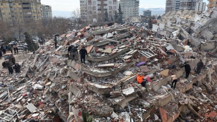Sërish mrekulli nga rrënojat në Turqi/ Nxirren të gjallë tre persona