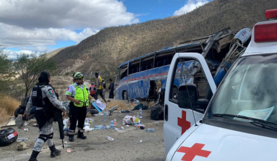 17 persona humbin jetën pasi përmbyset një autobus