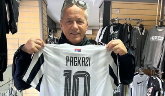 Xhevat Prekazi e shet fanellën e Partizanit për një shumë simbolike për t’i ndihmuar të prekurit nga tërmeti në Turqi