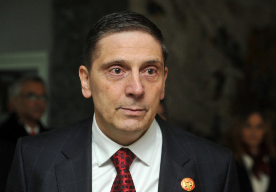 Kandidati për president të Serbisë, rivali i Vuçiqit, Nikola Sanduloviç,përkulet në Prekazin legjendar dhe kërkon ndjekjen e kriminelëve të luftës