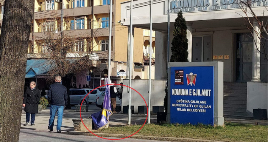 Deri në këtë pikë u përdhos flamuri i Kosovës