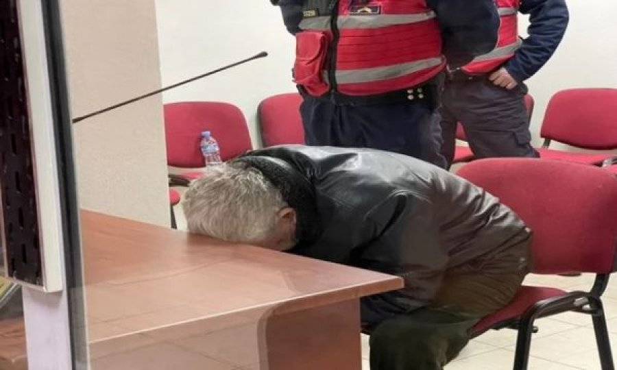Me kokën ulur, babai që vrau djalin në Shqipëri del para gjykatës, “Jam i mbaruar nga trutë”