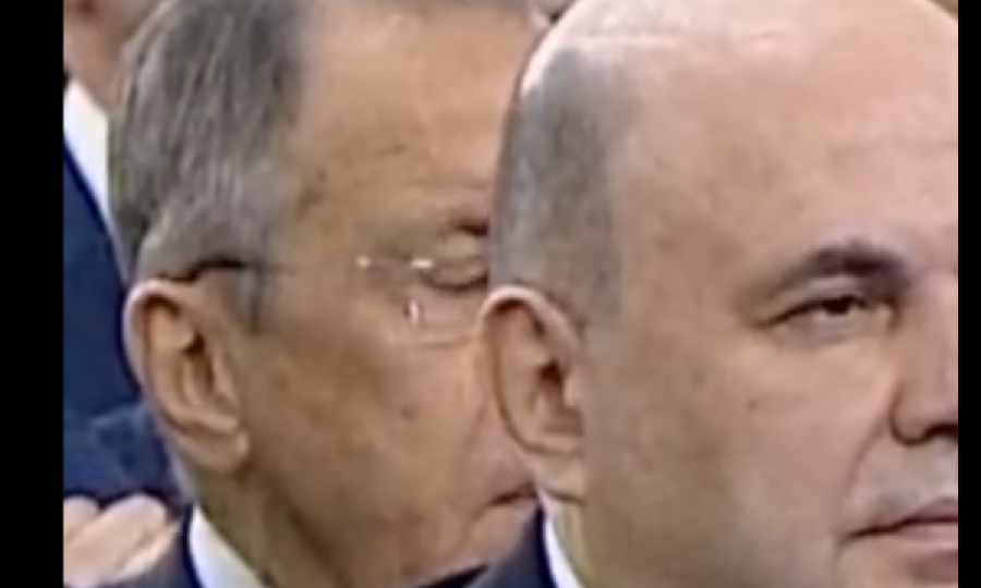 Sergei Lavrov e merr gjumi gjatë fjalimit të Vladimir Putinit